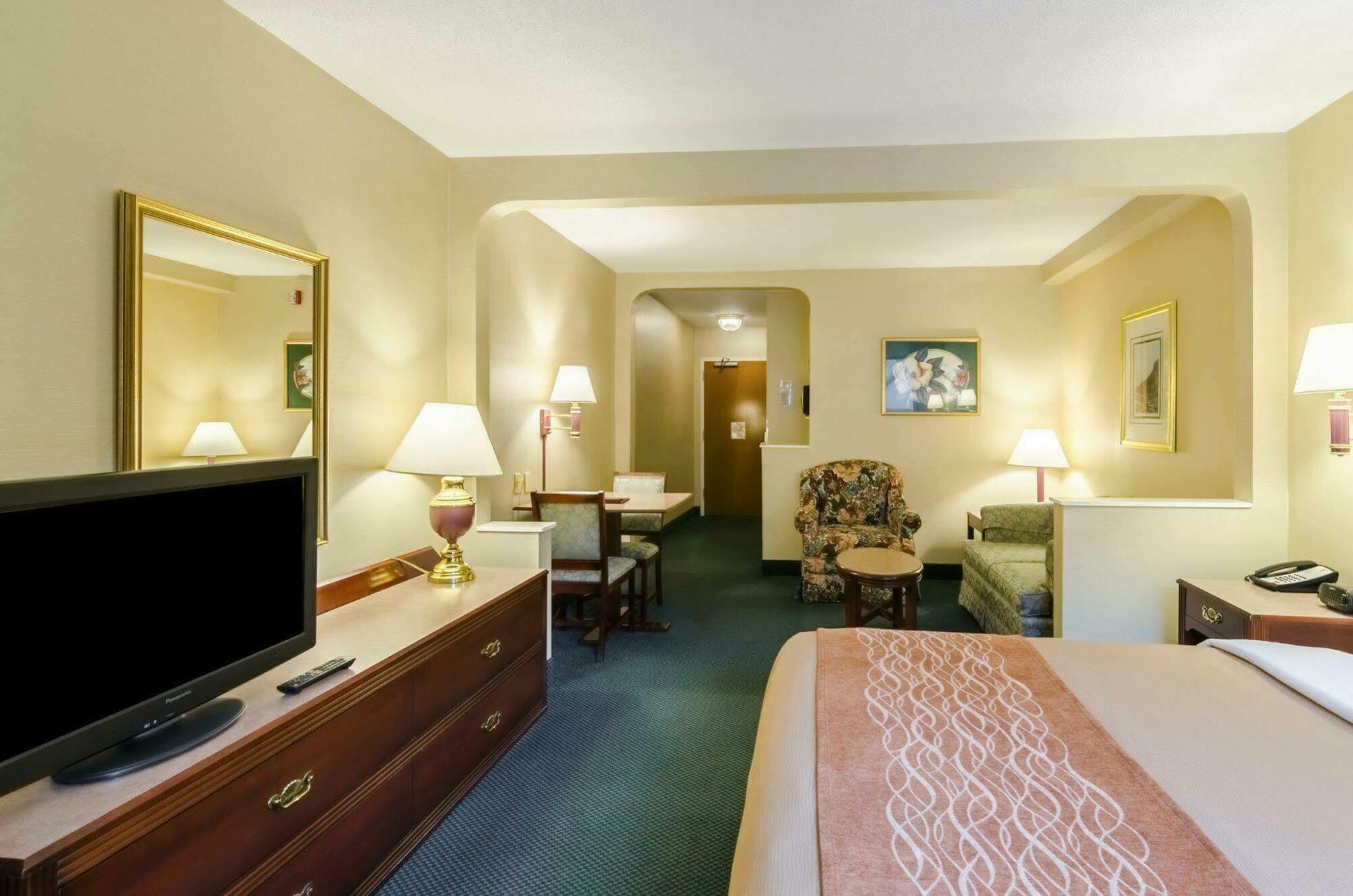 Comfort Inn & Suites Grundy Екстериор снимка